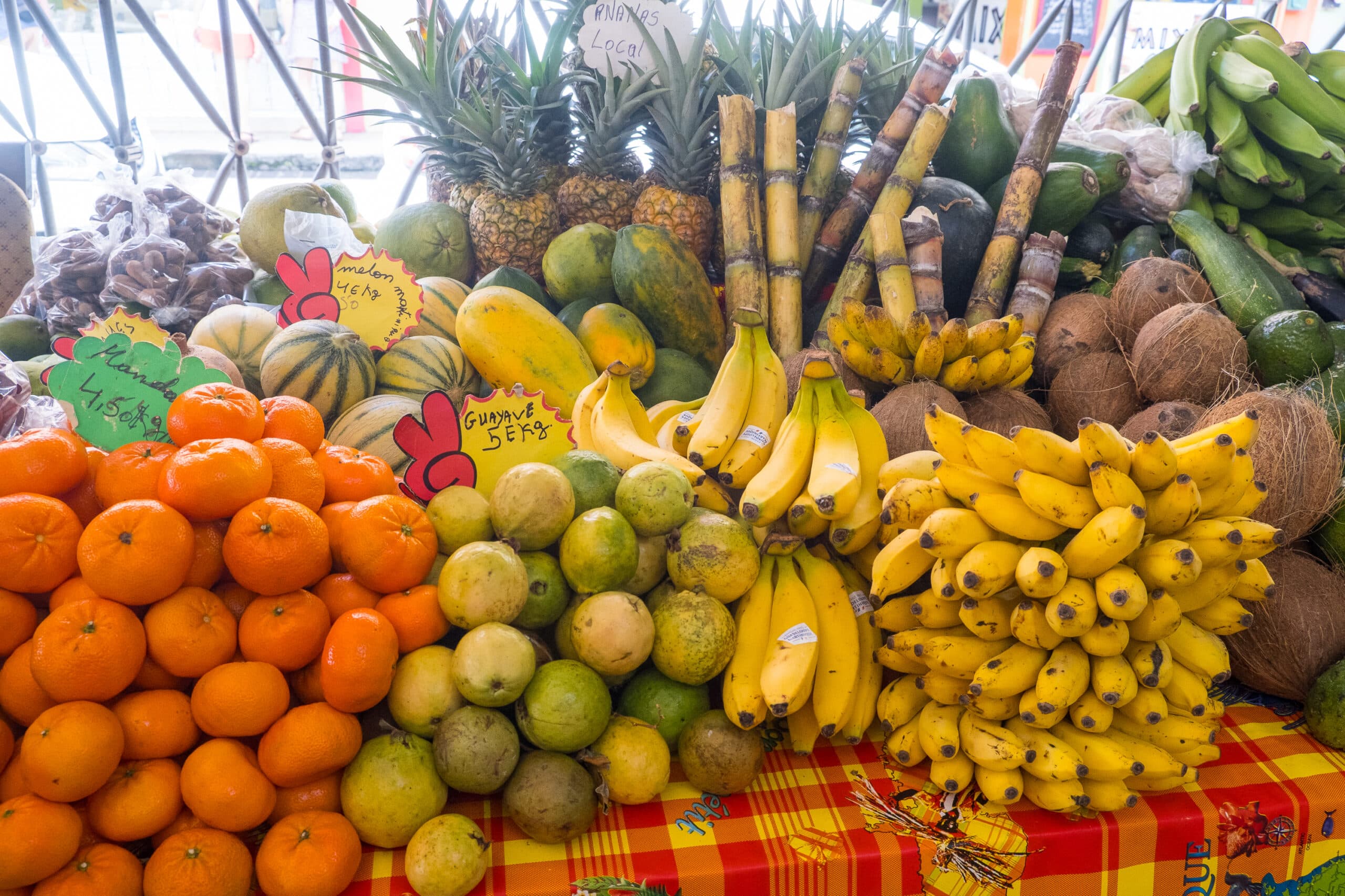 Étal de fruits sur un marché antillais